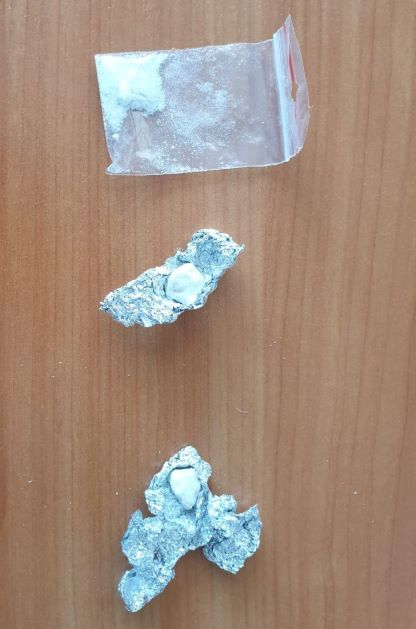 Odpowiedzą za posiadanie narkotyków i włamania